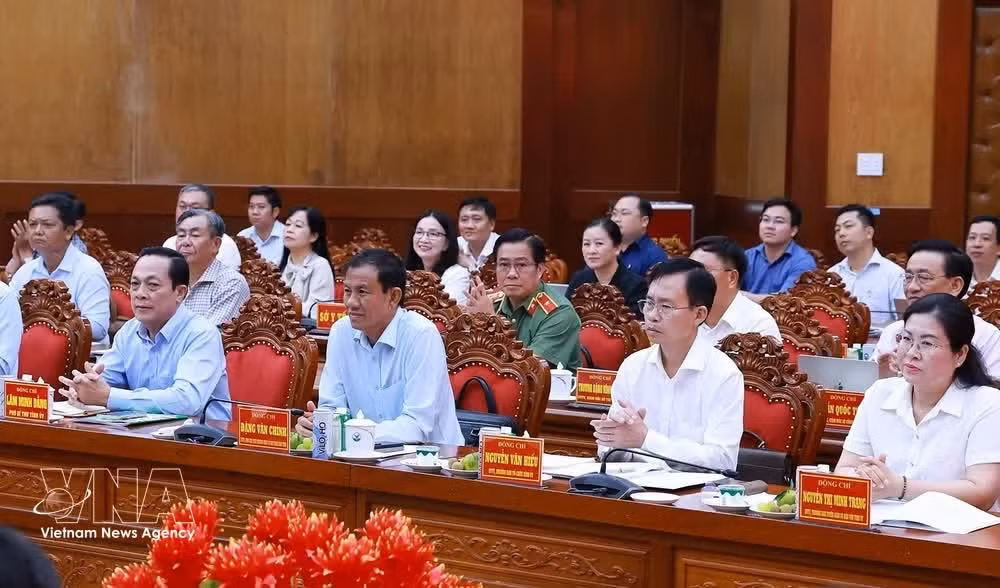 Leaders of Vinh Long province attend the working session with Prime Minister Le Minh Hung on May 26. (Photo: VNA)