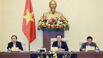 Top legislator stresses importance of keeping close watch on macro-economic situation