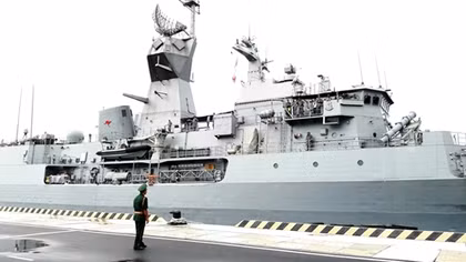 Australian Navy warship pays a technical visit to Cam Ranh 