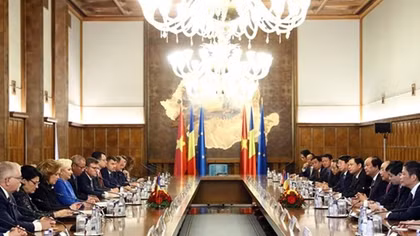 PM Phuc holds talks with Romanian counterpart