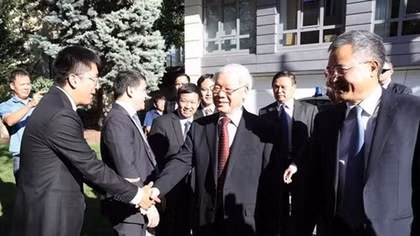 Party leader visits Vietnamese embassy, meets expatriates in Hungary