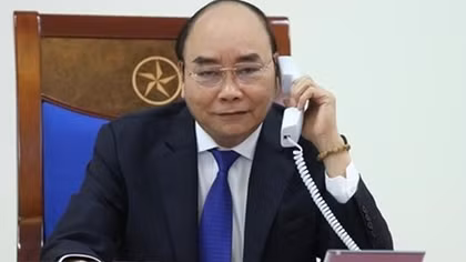 PM Nguyen Xuan Phuc talks on phone with Australian counterpart