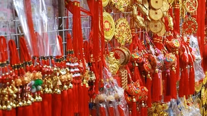 Tet holiday creates cheerful atmosphere in Hanoi's Old Quarter