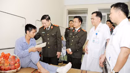 Representatives of GDP visit an injured soldier