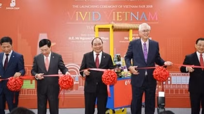 PM Phuc attends Vietnamese Goods Week in Singapore