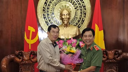 Police of Pray Veng visits Dong Thap Provincial Police
