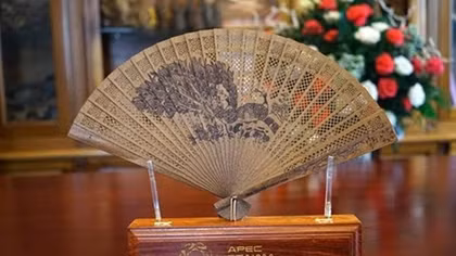 Agarwood hand fans – souvenirs for Senior Officials of APEC 2017