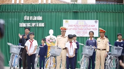 Da Lat Traffic Police present bicycles to needy local students 
