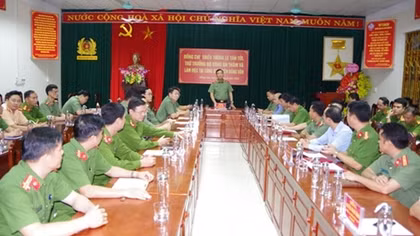 Deputy Minister Le Tan Toi works with Dong Van and Meo Vac district police 