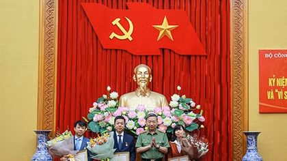 Minister To Lam awards "Protection of Homeland Security" Medals to leaders of Communist Review