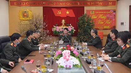 MPS leaders visit police units ahead of Lunar New Year