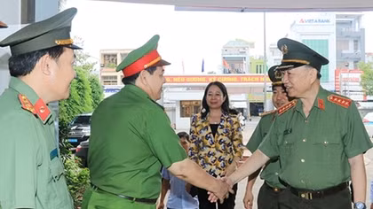 Minister To Lam works with An Giang police