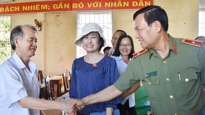 Deputy Minister Le Tan Toi meets voters in Bac Lieu