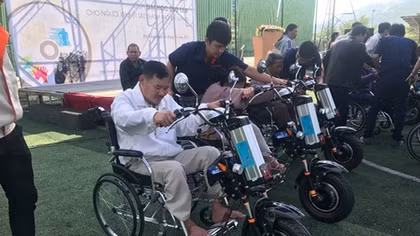 Duy Tan University donates electric wheelchairs to disabled 