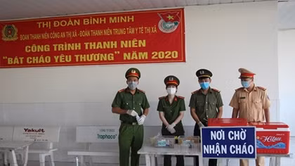 Police officers offer free porridge to poor patients in Binh Minh town