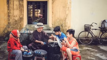 Learning how to make sweet soup of black sesame seeds in Hoi An