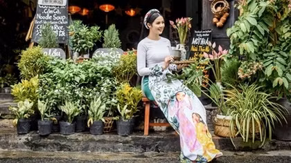 Miss Vietnam 2010 brings spring fashion collection to “Charming Vietnam 30” 