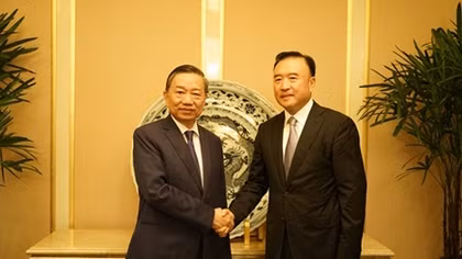 Minister To Lam works with Director of Liaoning Provincial Police 