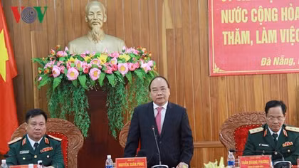 PM Phuc pays pre-Tet visit to Military Zone 5 Command