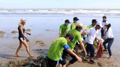 Foreign tourists help clean Mui Ne beach