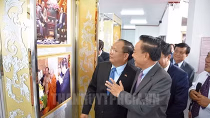 Photo exhibition on Vietnam-Laos relations opens in Xiang Khouang