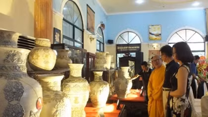 Ceramic vase set enters Vietnam Book of Records