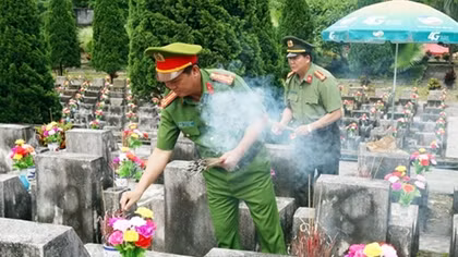 Public security units tributes to wounded soldiers and martyrs in Ha Giang