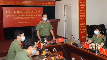 Deputy Minister Le Tan Toi works with Department of Professional Records and Archives