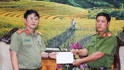 Needy soldier of Lai Chau police receives assistance to build house 