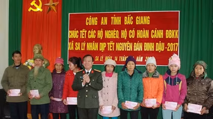 Bac Giang Provincial Police offer Tet gifts to needy people