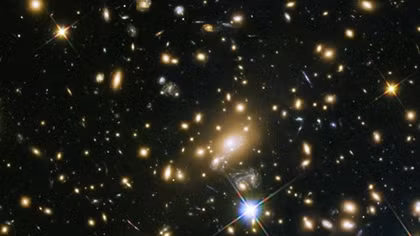 Hubble Captures Close-up Image of Galaxy Cluster With Mass of 3 Mln Billion Suns