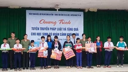 Phu Yen Provincial Police launches school violence dissemination program 