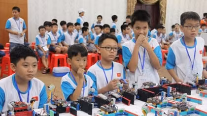 About 150 young students attend Vietnam Robot contest