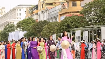 Miss Vietnam 2016 and thousands of girls in Ao Dai form S-shaped map