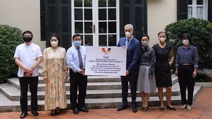 Ambassadors of Germany and France thank Vietnam for its donation of face masks