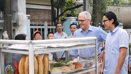 Australian Prime Minister enjoys his first ‘Banh mi’ in Danang