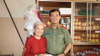 Deputy Minister Le Tan Toi presents gift to policy beneficiary families 