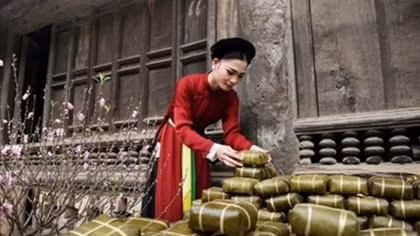 Le Mat village brings traditional Tet to thousands