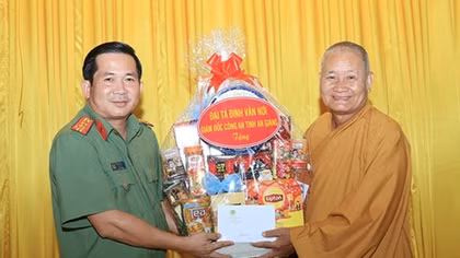 Director of An Giang police visits religious chapters in the area