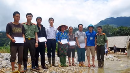 Ha Giang Police and donors support victims in flood-stricken area 
