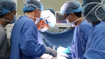 "Legend of organ transplants" performs first tumor removal surgery on Vietnamese patient