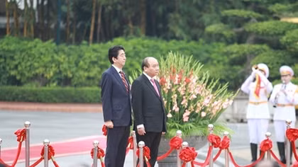 Japanese PM Shinzo Abe begins official visit to Vietnam