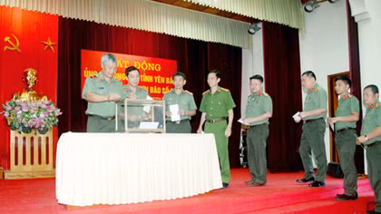 Yen Bai Police donate money for flood-stricken local people 