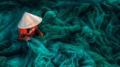 Fishing net making image wins int’l photography awards