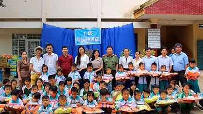 Public Security Newspaper presents gifts to needy students in flooded area