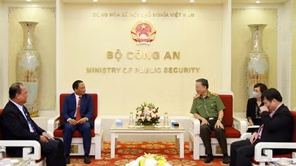 Minister To Lam receives representative of Lao Ministry of Security