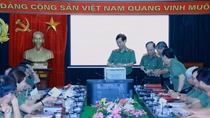  Public Security News helps people in flood-stricken areas