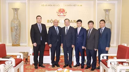 Deputy Minister Nguyen Van Thanh receives former Deputy Prime Minister of Israel