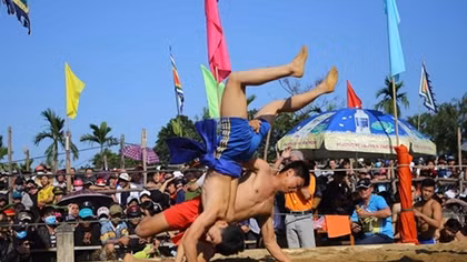 Visitors cheer up at wrestling festival of Sinh village 