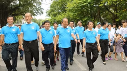 Thousands join walk to convey health messages